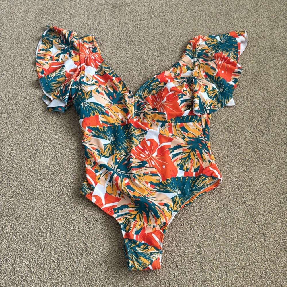 235 NWT Binlowis V Neck Ruffle One Piece Swimsuit NO BELT - Size: Medium‎ - Picture 3 of 6